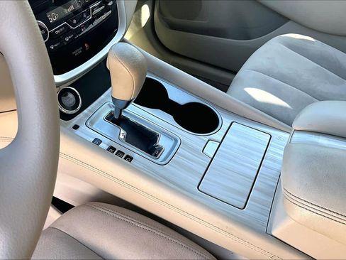 Used 2015 Nissan Murano S image 16