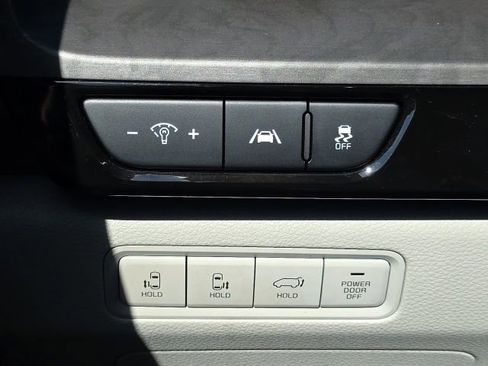 Used 2023 Kia Carnival EX FWD image 11