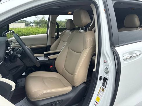 Used 2024 Toyota Sienna XLE FWD image 16