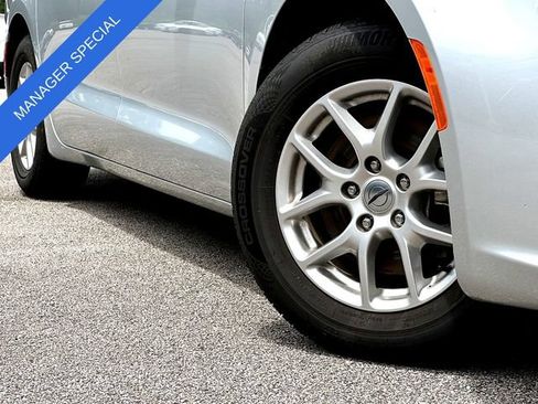 Used 2024 Chrysler Pacifica Touring-L FWD image 2