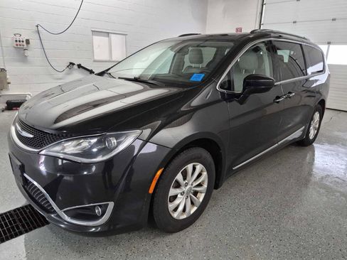 Used 2018 Chrysler Pacifica Touring-L FWD image 2