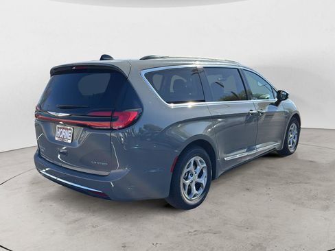 Used 2023 Chrysler Pacifica Limited FWD image 5