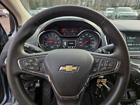 Used 2018 Chevrolet Cruze LT image 18