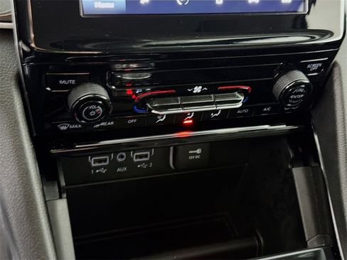 Used 2023 Jeep Grand Cherokee Laredo image 6