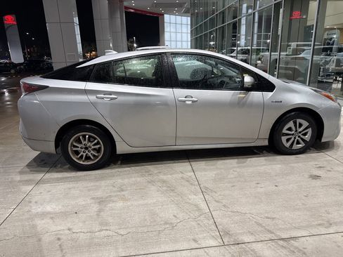 Used 2016 Toyota Prius Two image 1