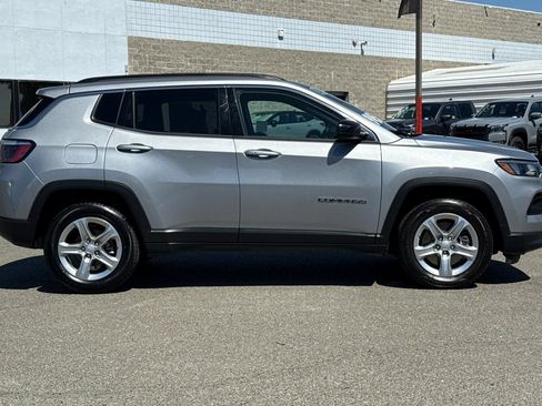 Used 2024 Jeep Compass Latitude AWD/4WD image 3