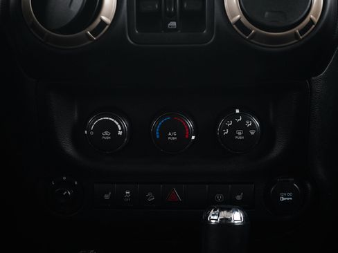 Used 2016 Jeep Wrangler Unlimited Sahara AWD/4WD image 15
