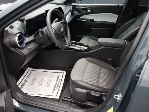 Used 2025 Chevrolet Trax LT FWD image 14