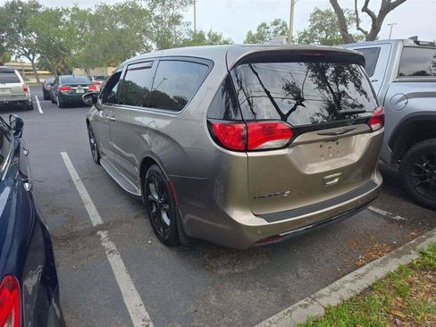 Used 2018 Chrysler Pacifica Touring Plus w/ S Appearance Package FWD image 3