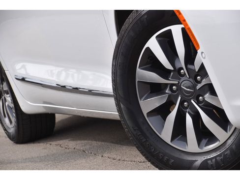 Used 2023 Chrysler Pacifica Limited w/ Uconnect Theater Family Group image 10