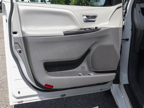 Used 2019 Toyota Sienna LE image 17