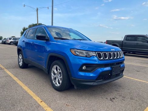 Used 2024 Jeep Compass Latitude w/ Convenience Group AWD/4WD image 2