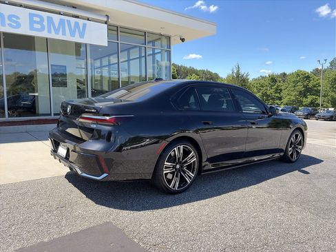Used 2025 BMW i7 eDrive50 w/ Executive Package RWD image 8