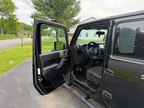 Used 2014 Jeep Wrangler Unlimited Sport w/ Quick Order Package 24S AWD/4WD image 17