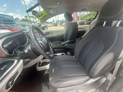 Used 2022 Chrysler Voyager LX FWD image 19