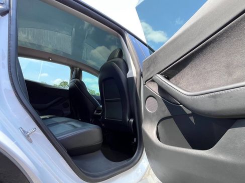Used 2021 Tesla Model Y Long Range AWD/4WD image 24
