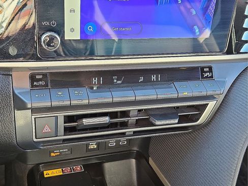 Used 2025 Toyota Camry SE image 30