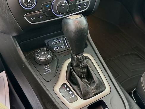 Used 2016 Jeep Cherokee Latitude w/ Cold Weather Group image 17