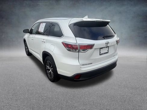 Used 2016 Toyota Highlander XLE AWD/4WD image 3