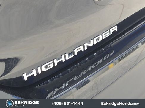 Used 2021 Toyota Highlander XLE image 12