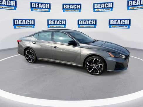 Used 2025 Nissan Altima 2.5 SR FWD image 2