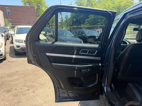 Used 2016 Ford Explorer XLT w/ Equipment Group 202A AWD/4WD image 27