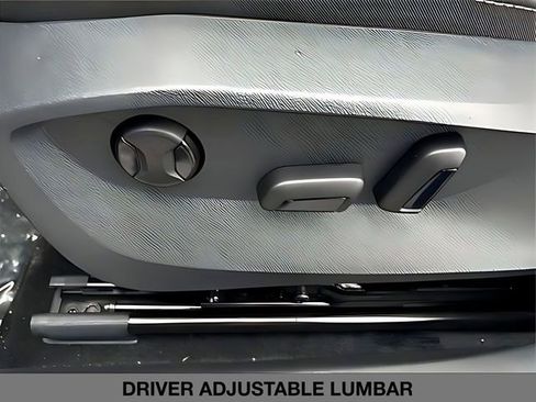 Used 2025 Volkswagen Taos SE w/ Panoramic Sunroof Package image 16