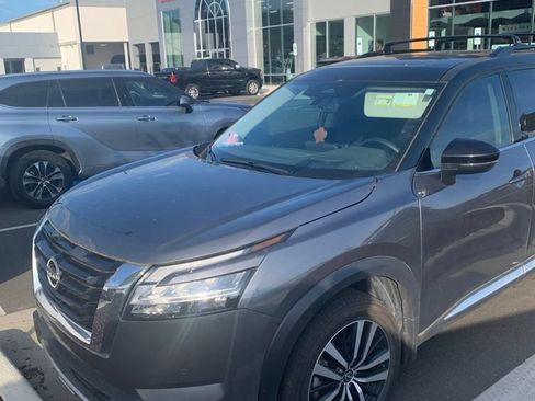 Used 2024 Nissan Pathfinder Platinum AWD/4WD image 13