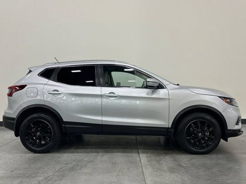Used 2020 Nissan Rogue Sport SV FWD image 3