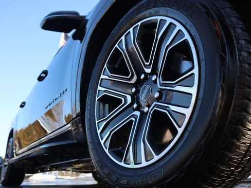 Used 2025 Jeep Wagoneer L Series II w/ 8-pass Seating Package image 8