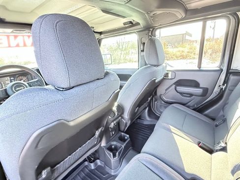 Used 2024 Jeep Gladiator Rubicon image 27