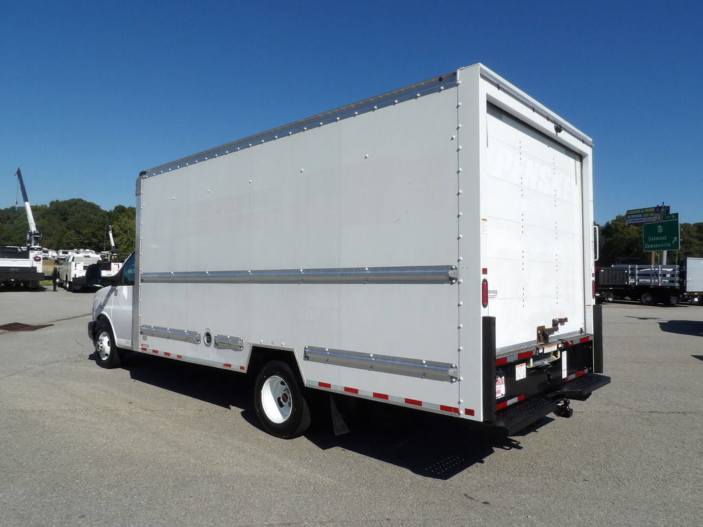 Used 2021 GMC Savana 3500 Extended w/ Power Convenience Package RWD image 4