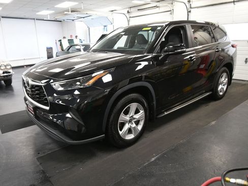 Used 2023 Toyota Highlander L AWD/4WD image 4