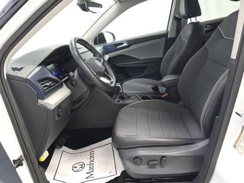 Used 2023 Volkswagen Taos SE w/ Panoramic Sunroof Package FWD image 5