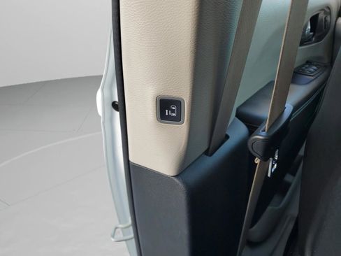 Used 2023 Chrysler Pacifica Touring-L image 12