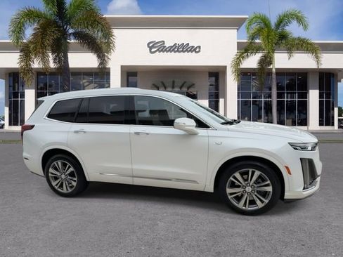 Certified 2024 Cadillac XT6 Premium Luxury FWD image 17