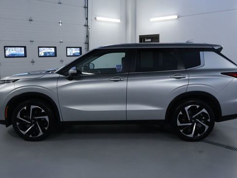 Used 2024 Mitsubishi Outlander SE image 4