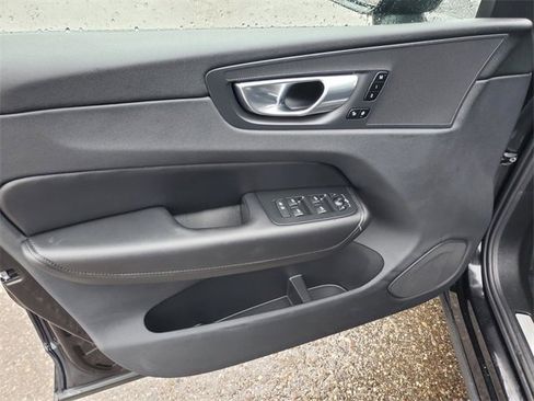 Used 2025 Volvo XC60 B5 Plus image 10