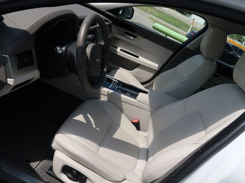 Used 2017 Jaguar XF Prestige image 14