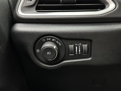 Used 2025 Chrysler Pacifica Select image 22