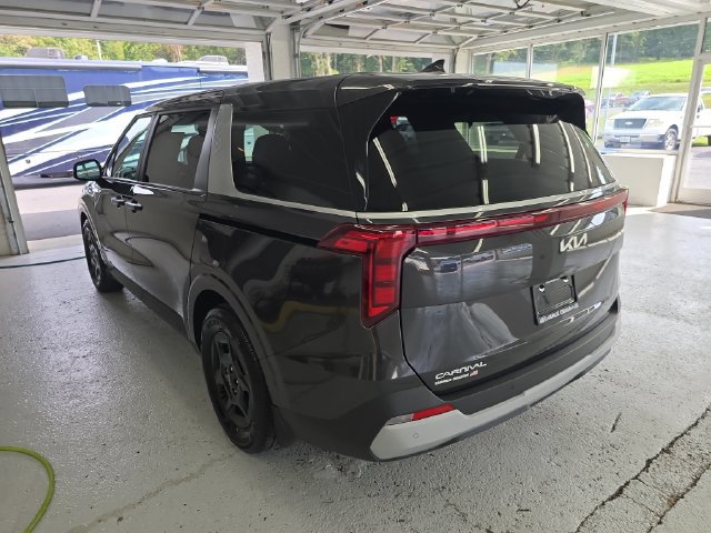 Certified 2025 Kia Carnival FWD image 3
