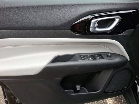 Certified 2023 Jeep Compass Limited image 13