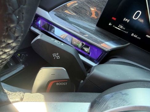 Used 2024 BMW 740i xDrive image 24