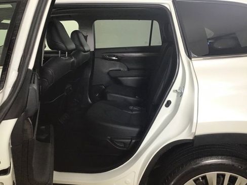 Used 2023 Toyota Highlander Platinum image 19
