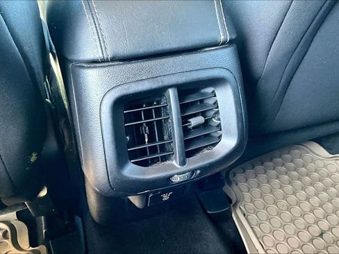Used 2017 Jeep Cherokee Latitude AWD/4WD image 10
