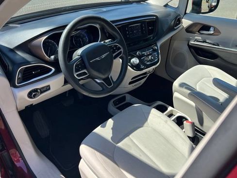 Used 2017 Chrysler Pacifica LX FWD image 16