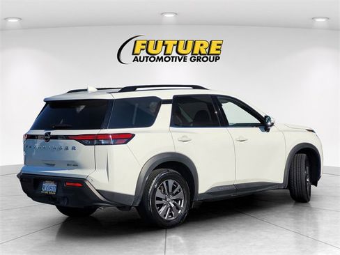 Used 2024 Nissan Pathfinder SV w/ SV Premium Package image 4