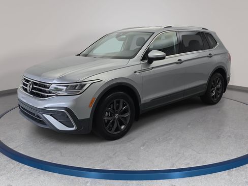 Used 2023 Volkswagen Tiguan SE FWD image 1
