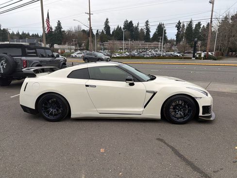 Used 2013 Nissan GT-R Premium image 13