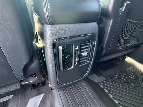 Used 2019 Jeep Grand Cherokee Laredo AWD/4WD image 27